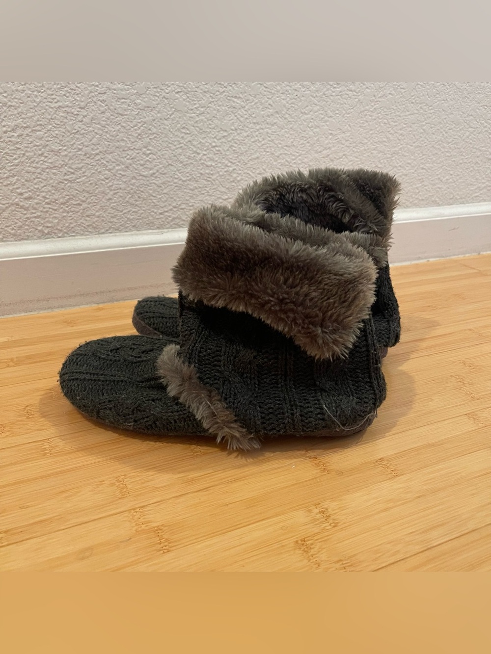 Dark Gray Knit Faux Fur Slipper Boots Women’s Size 7 Cozy House Shoes